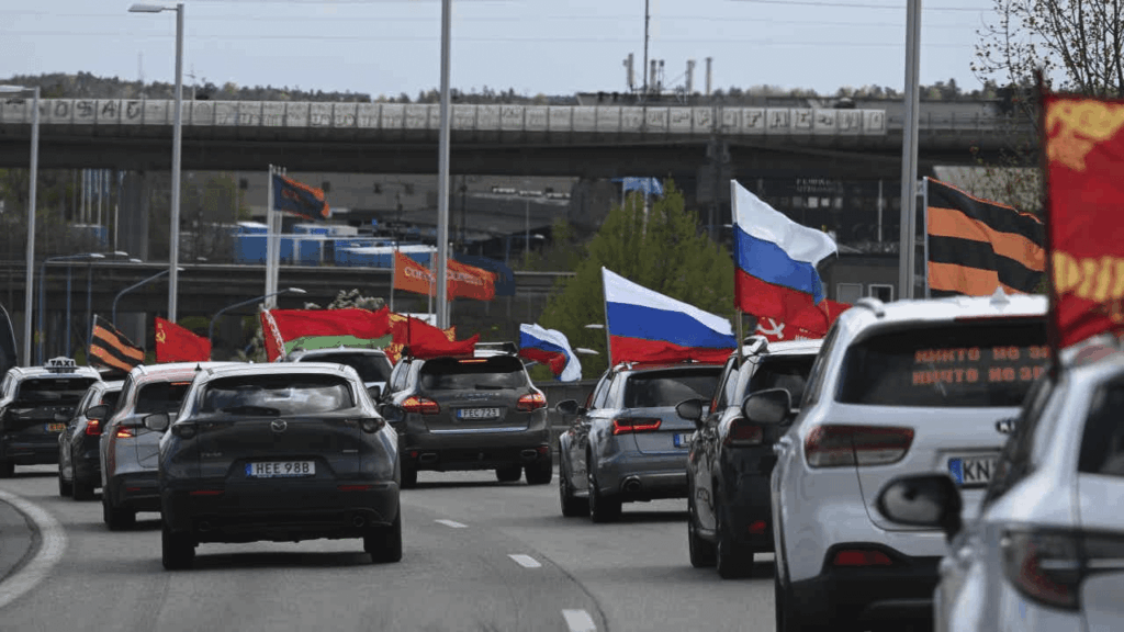 スウェーデンのロシア人移民パレードが旗でパレード