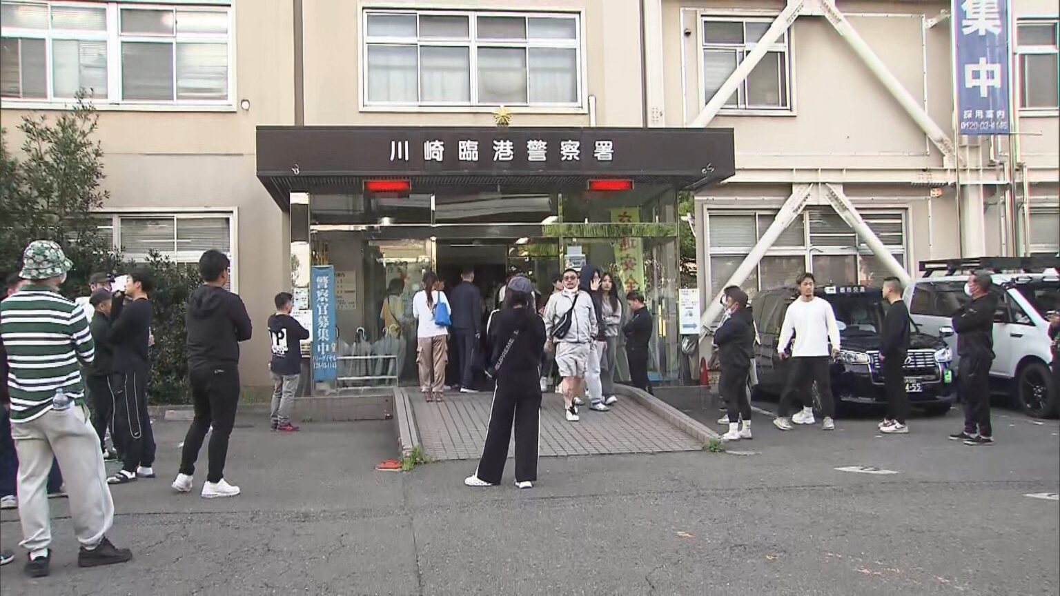 行方不明の20歳女性の関係者ら約50人が“警察の対応”に抗議…警察官ともみ合いになるなど一時騒然　川崎市（FNNプライムオンライン（フジテレビ系）） - Yahoo!ニュース