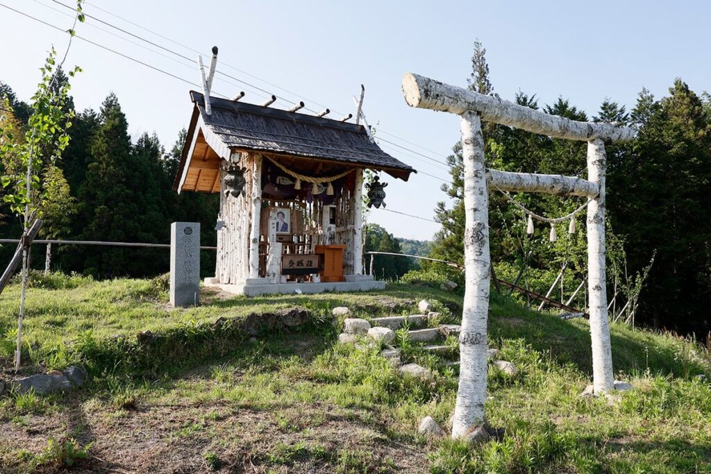 安倍神像神社の宮司「安部元首相の銅像を作ろうとクラファンで１８００万の寄付募ったけど１割程度しか集まらなかった」