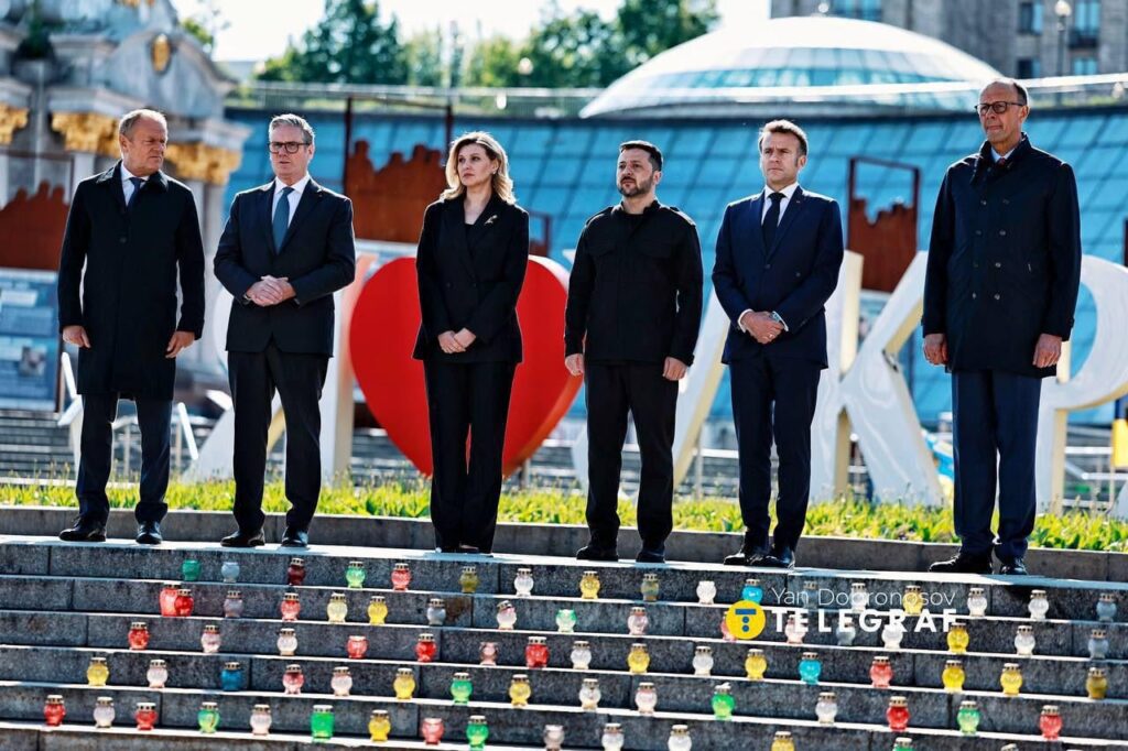 ポーランドの首相、イギリスの首相の隣にあるドナルド・タスク、キール・スターマー - ファーストレディ・オレナ・ゼレンスカと、ウクライナ・ヴォルディミル・ゼレンスキーの大統領、フランス・エマニュエル・マクロン大統領とドイツの首相フリードリッヒ・メルツ -