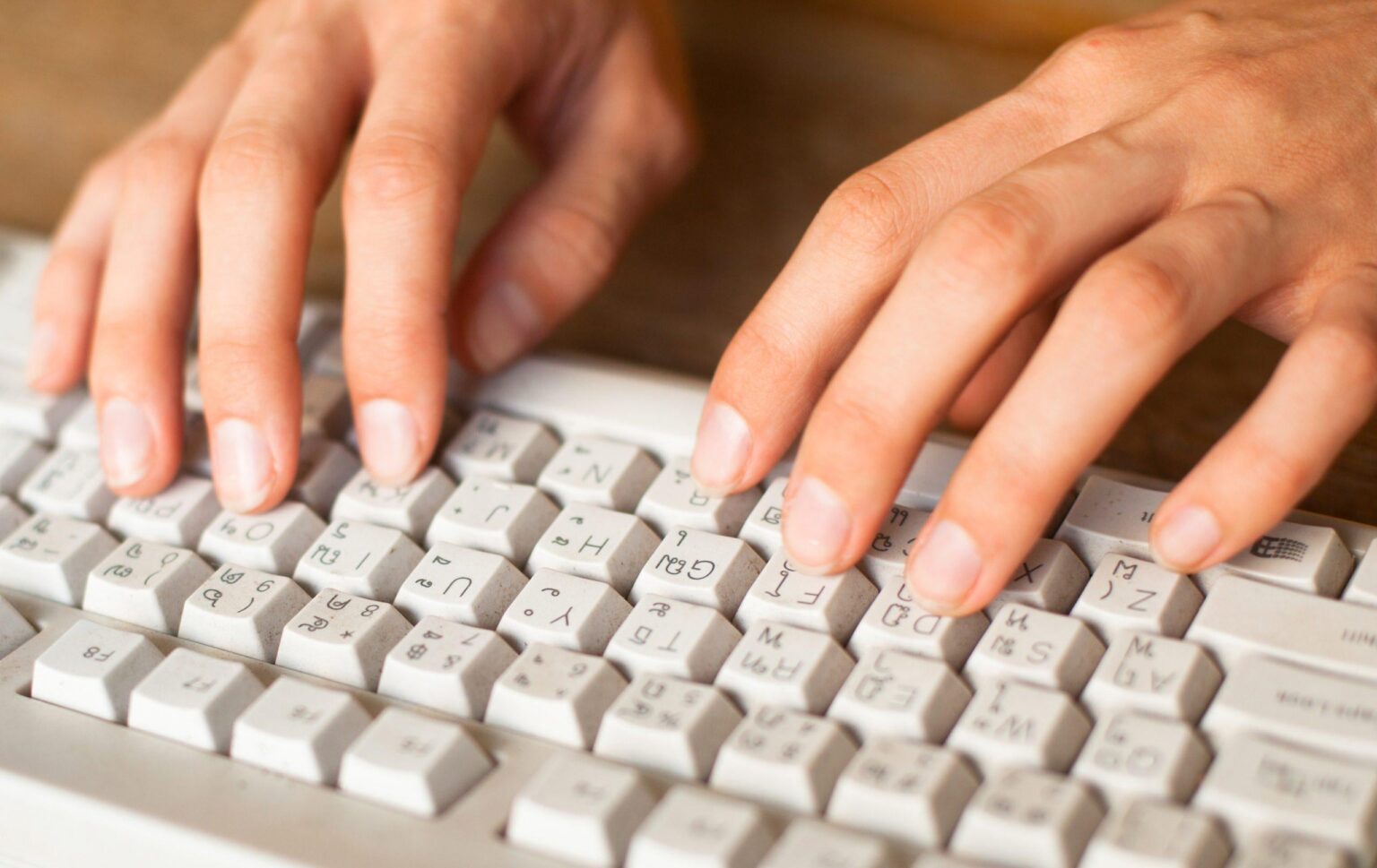 PSはソーシャルネットワークで偽のプロファイルを作成するために40,000ユーロを支払いました