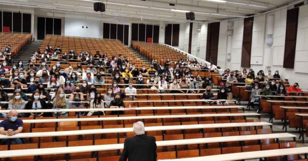 3つの大学のレイオフ：セクシャルハラスメント、偽造、詐欺のため