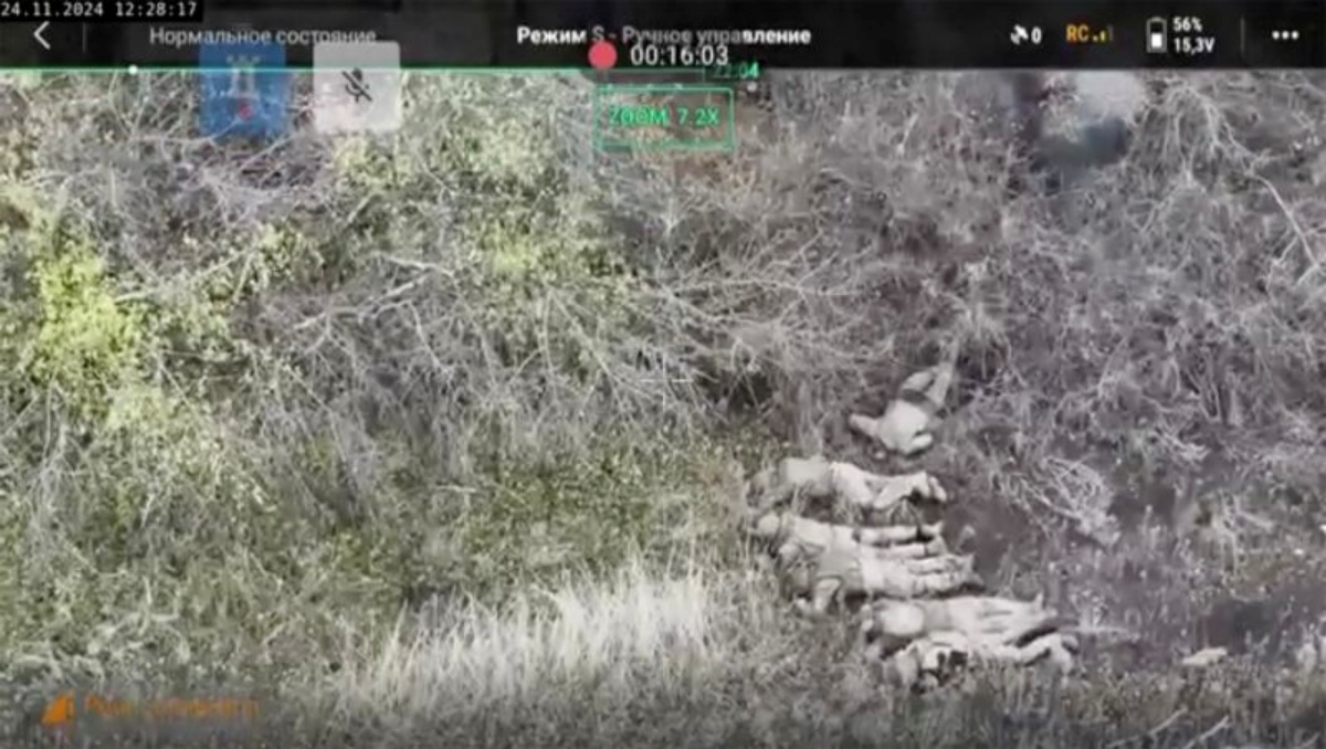 地面にうつぶせに横たわる６人の兵士