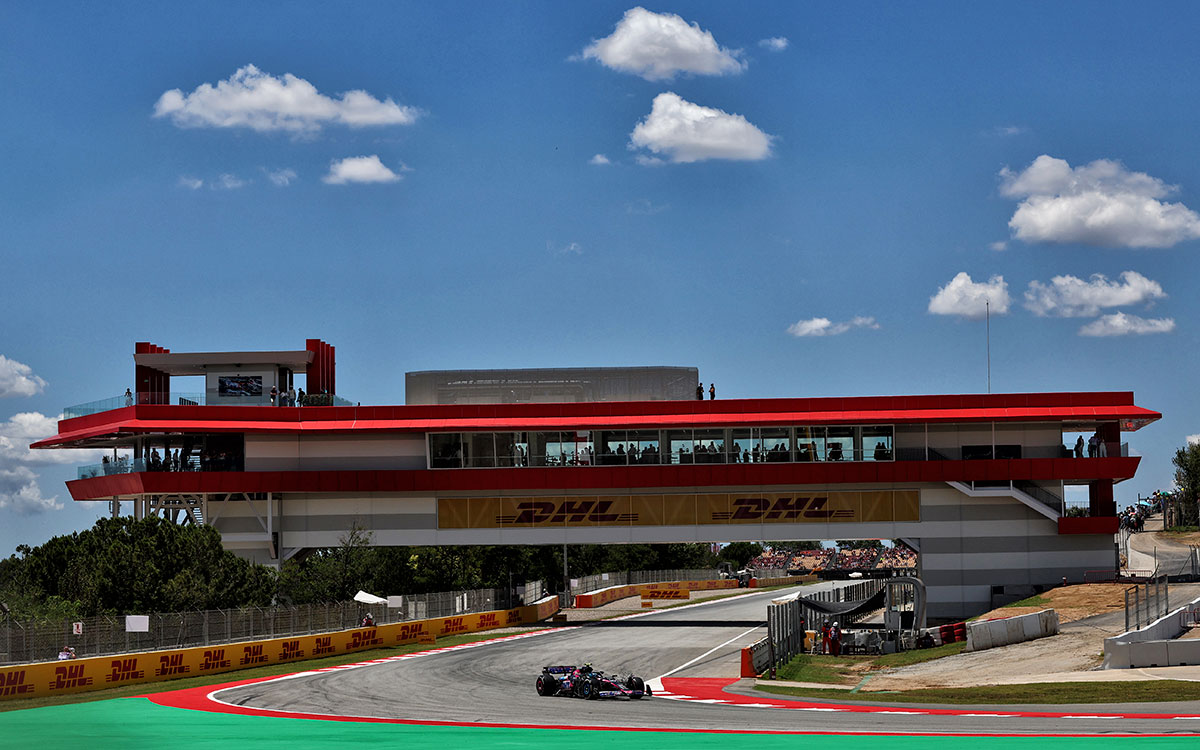 カタロニア・サーキットを周回するアルピーヌA524、2024年6月21日F1スペインGPフリー走行