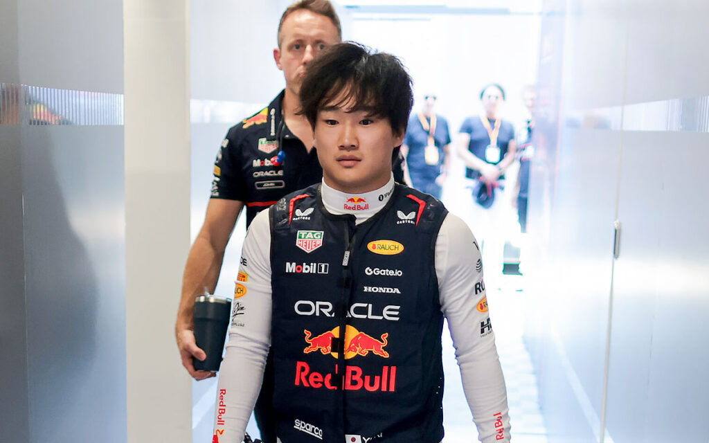ガレージに入る角田裕毅（レッドブル・レーシング）、2025年5月30日(金) F1スペインGPフリー走行（バルセロナ・カタルーニャ・サーキット）