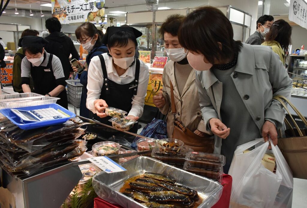 盛岡･カワトクで「初夏の北海道展」始まる 60社の商品並ぶ、13日まで - 岩手日報