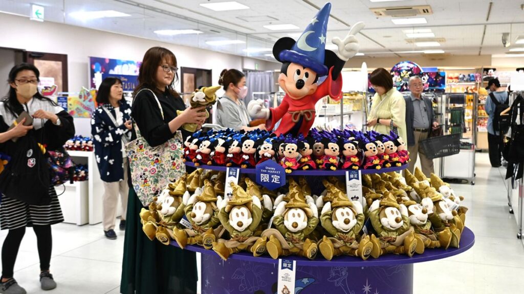 「ディズニーザマーケット」盛岡市のカワトクで開催中！ 岩手県内で初、限定グッズなど3000点 - 岩手日報