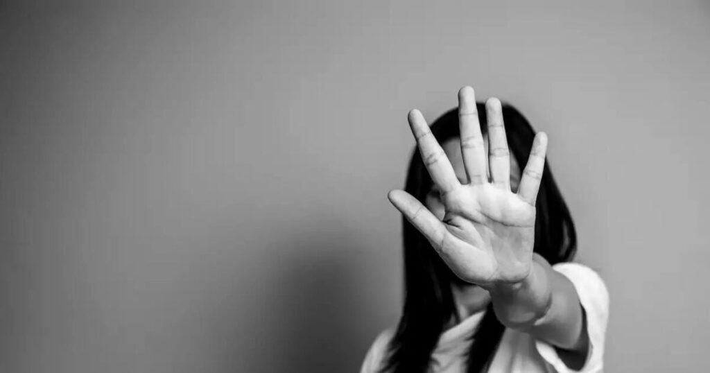どうして彼らが彼に与えたペナルティはありますか？生命の投獄の代わりに、停止でたった7年で体系的なレイプを宣告されましたか？レイプのために??それで、彼女が彼女を二度目に強姦するならば、彼は刑務所に行きますか？しかし、それはそれを何度も束にしましたか？