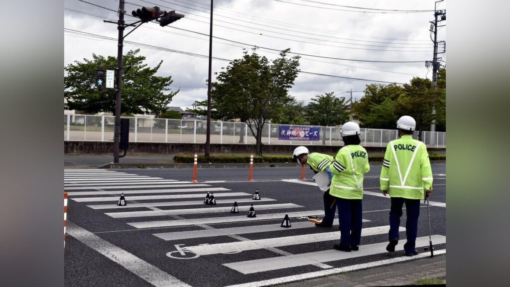 小学校前の交差点、横断中の男子児童２人はねられる…群馬・桐生市
