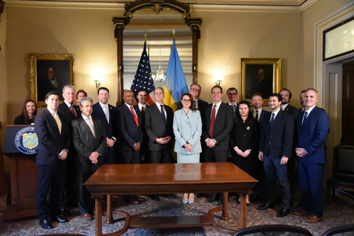 米国とウクライナ　鉱物資源の開発協定に署名