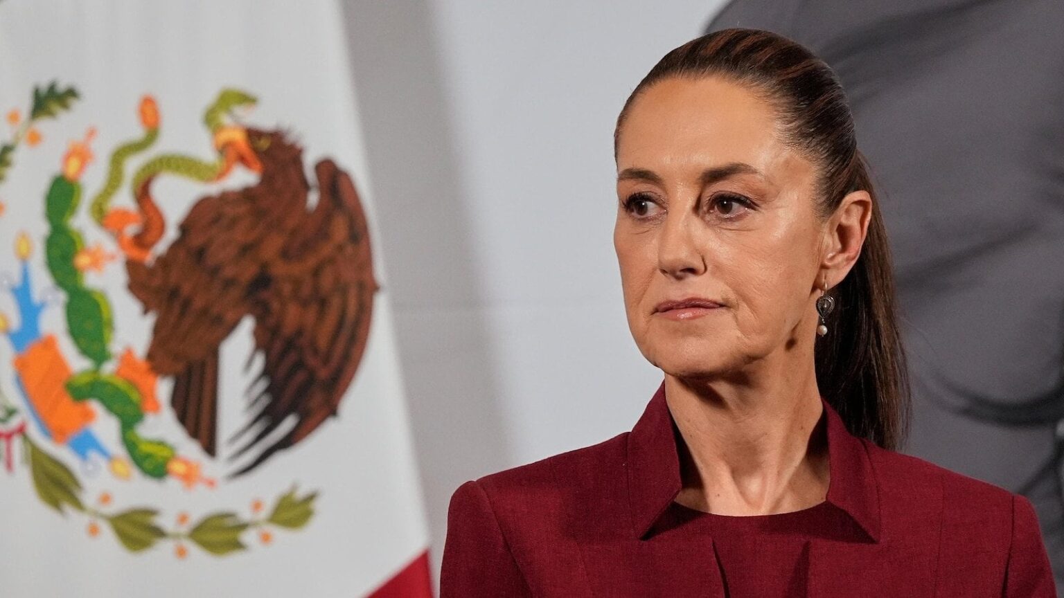 メキシコの大統領は、彼女が国境を越えて私たちの軍隊を送るというトランプの計画を拒否したと言います