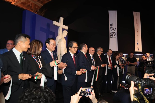 テープカットする関係者ら＝18日、大阪・夢洲のイタリア館