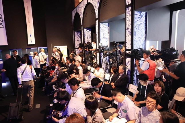 式典に集まった報道関係者＝18日、大阪・夢洲のイタリア館