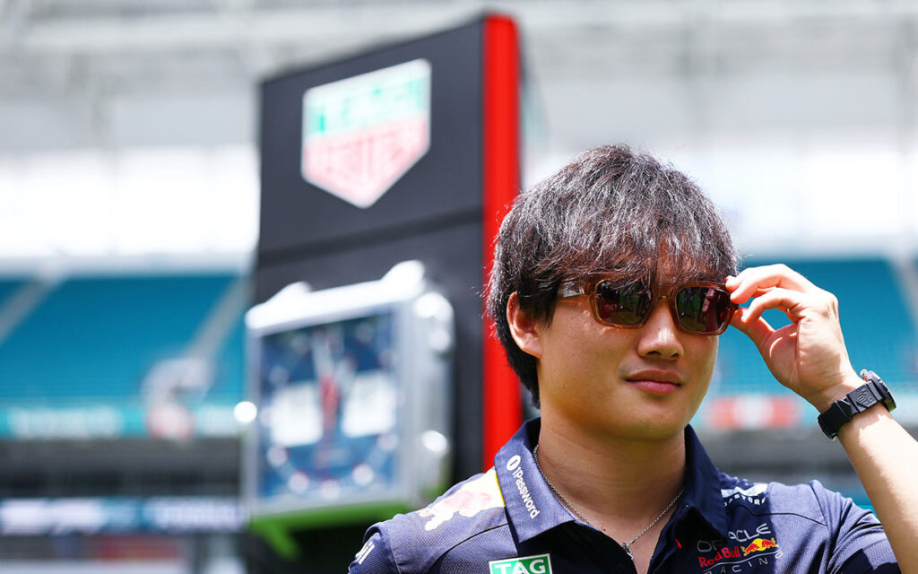 サングラスに手をかける角田裕毅（レッドブル・レーシング）、2025年5月1日(木) F1マイアミGPプレビュー（マイアミ・インターナショナル・オートドローム）