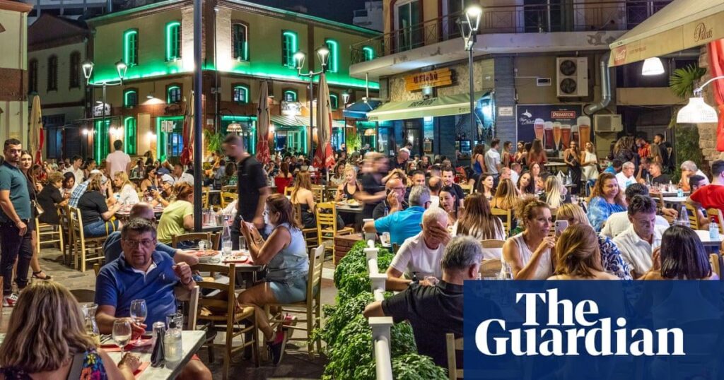ギリシャの夏の季節として労働者を見つけるためのレースでのギリシャの活況を呈している観光部門•約80,000人の仕事がまだ満たされていない - そして、国は亡命希望者と海外に助けを求めて頼っています