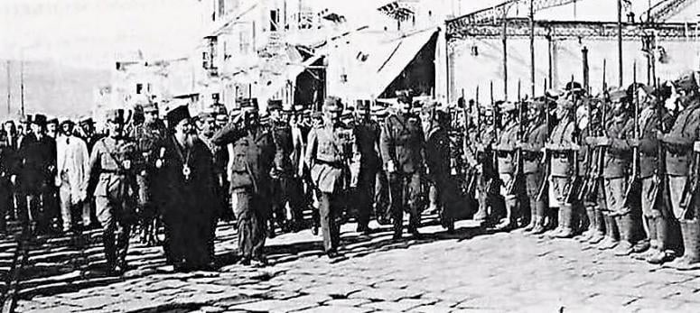 1919年5月15日の今日、ギリシャ軍は秩序を維持するためにエンテンテの許可を得てスミーニに上陸しました。トルコの国民運動は、アンカラの本部から植民地侵攻として着陸しました。したがって、アジアのマイナーな戦争は燃える都市で終わります。