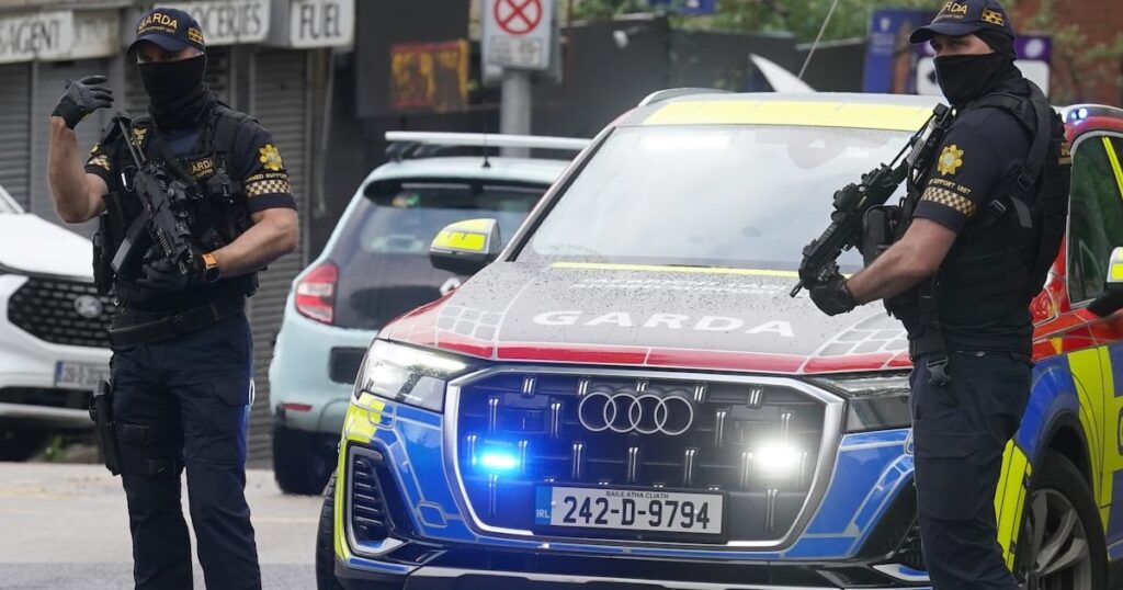 キナハンカルテルメンバーのショーンマクガバンは、ドバイからの引き渡し後に殺人罪で起訴された裁判所に出頭します