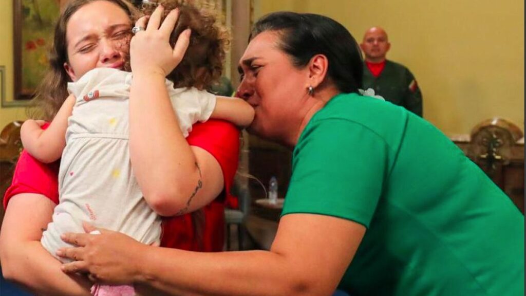 両親が強制送還、米国の保護下にあった2歳女児が帰国 ベネズエラ – CNN.co.jp 両親が強制送還、米国の保護下にあった2歳女児が帰国 ベネズエラ - CNN.co.jp