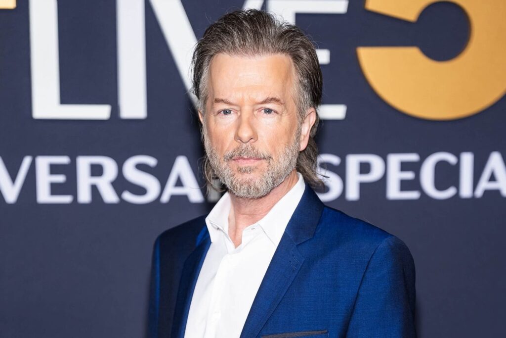 David SpadeがSNL中に非常に病気になったため、NBCは代わりに放映するために再放送を準備しました：「私は床に汗をかいています」