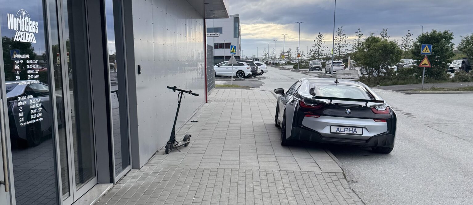 世界クラスの隣にアルファオスの車を見つけました