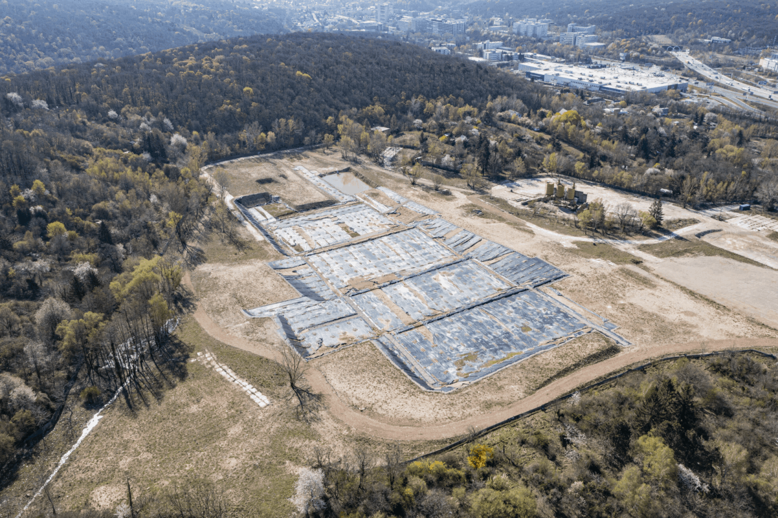 スロバキアは、彼が4つの未完成の病院の建設を4つ持っていると脅しています