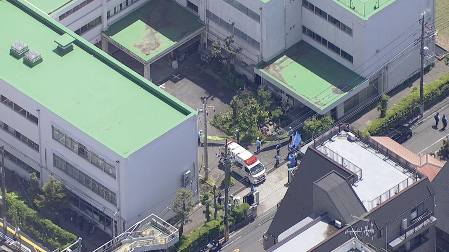 【速報】東京・立川市の小学校教室に男女3人が侵入し教職員に暴行か 男2人現行犯逮捕 教職員5人けがの情報も 警視庁　　教室に入ったのは児童の保護者という情報もあり警視庁が詳しい状況を調査中