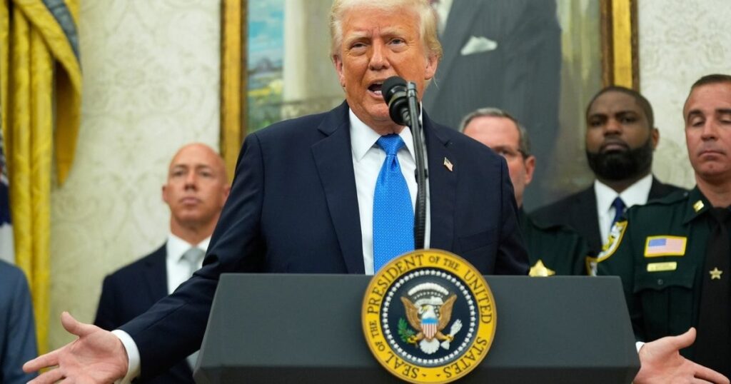 トランプはスクリプトを外し、彼がバイデンの癌診断について本当に考えていることを言います