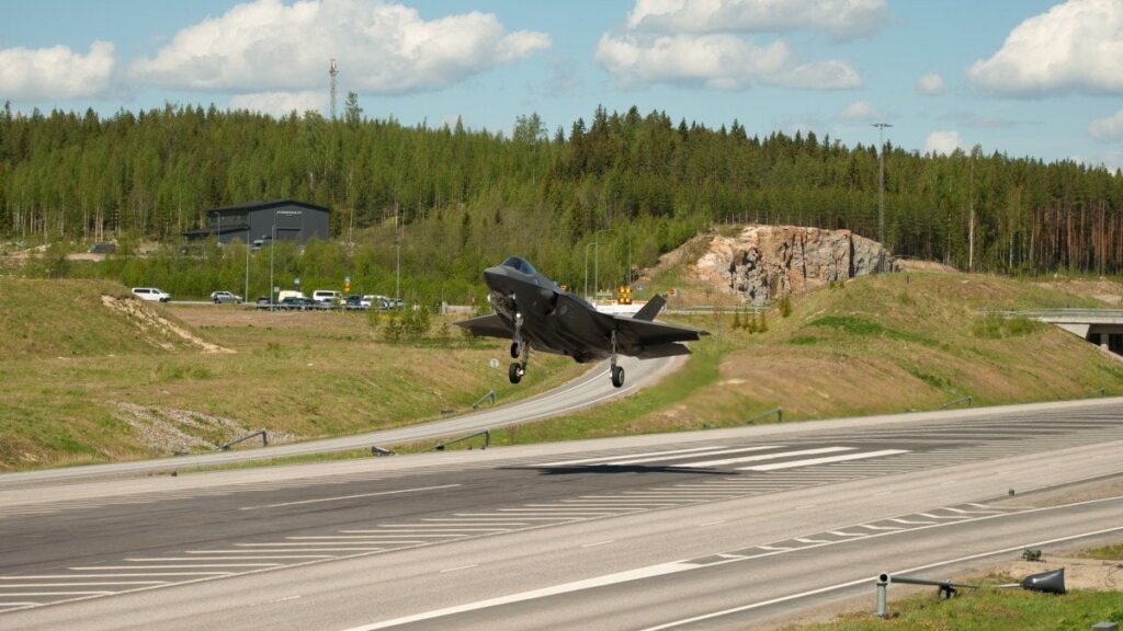フィンランドは、ロシアの攻撃が発生した場合に道路にジェット機を着陸させることをNATOに教えます