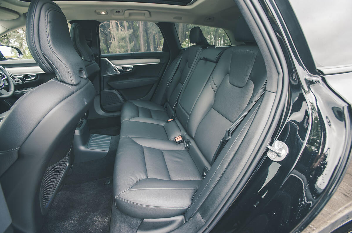 ボルボV90 T8 AWDウルトラ（英国仕様）