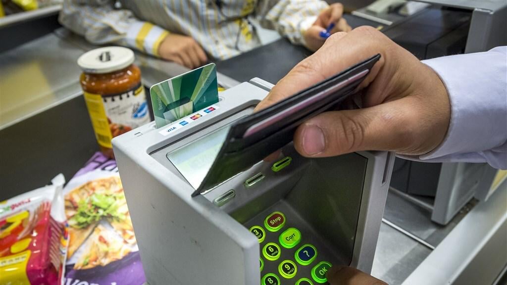 少ないショップや薬局は現金を受け入れます