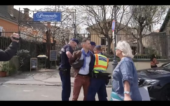 ピーター・マガーの出来事を邪魔していたメガホンのアシスタントを生み出した警察官はもはや司令官ではありません