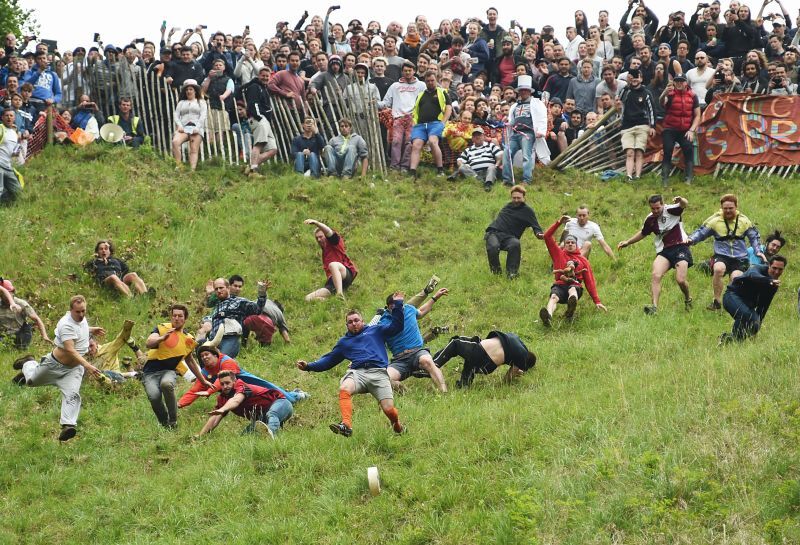 チーズを追いかけて急斜面をダッシュ、骨折や失神続出の「世界一危険」なレース　英 - CNN.co.jp