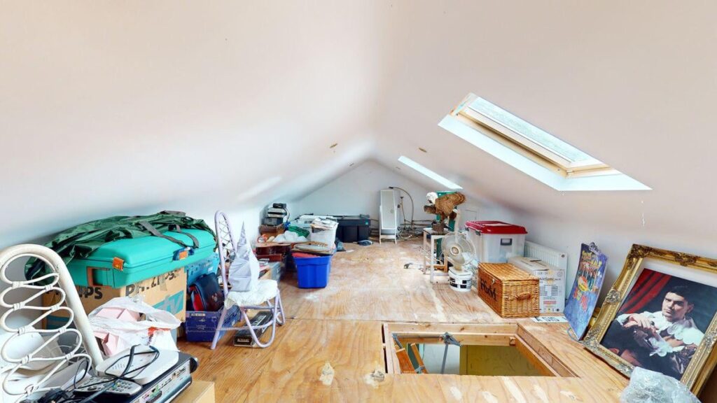 Boyzoneの両親の家のShane Lynch'sは売りに出されており、屋根裏部屋で彼のドリアングレースタイルの肖像画に完全に怖がっています。