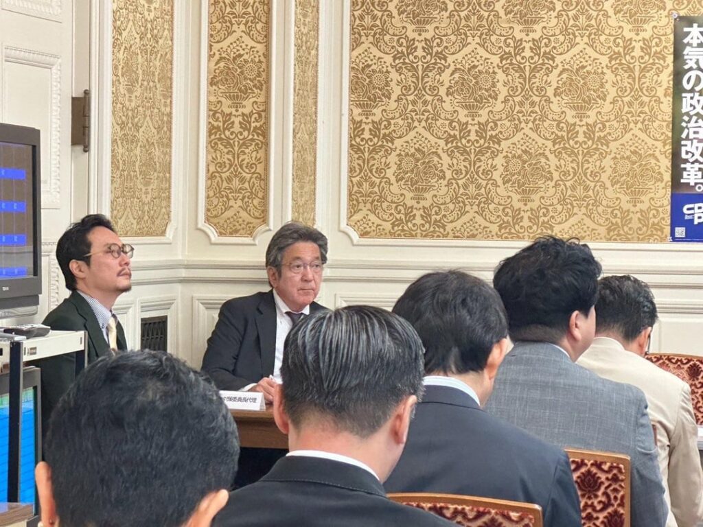 杉尾ひでや(立憲)「学術会議法案が参議院本会議で審議入りしました。東京地裁から開示命令が出された墨塗り資料を巡り、坂井大臣は墨塗り理由や資料の開示要求に対して答弁拒否。更にこの法案は学術会議の独立性を高めるなどと虚偽の説明を繰り返した為、議場から大ブーイング。稀代の悪法とはまさにこの事」(2枚)