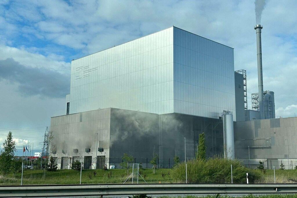 カウナス地区での大規模な火災 - 廃棄物リサイクル工場の燃焼