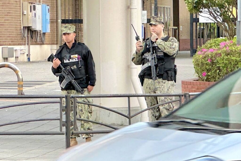 反戦デモ中、米兵が銃を携え警備…米軍に中止と謝罪要請「威圧許されない」　横須賀の市民団体（カナロコ by 神奈川新聞） - Yahoo!ニュース