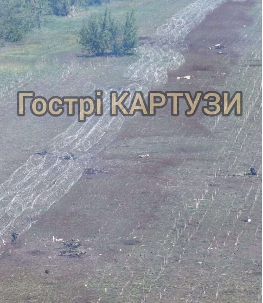 装甲車両のサポートなしでロシアの攻撃部隊は、有刺鉄線の防御を越えようとしている間、完全に屠殺されました。