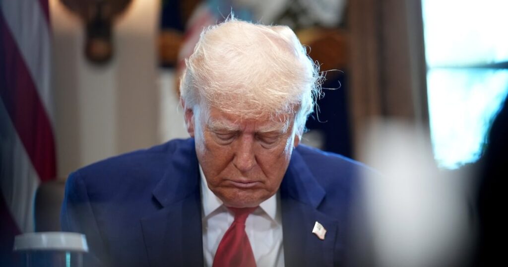 トランプを攻撃するためにカバーを破るために最高裁判所の裁判