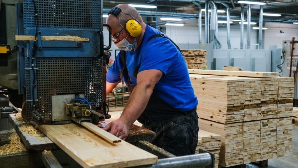 ポーランド企業のほぼ半数が外国人労働者を雇用している、と調査によると