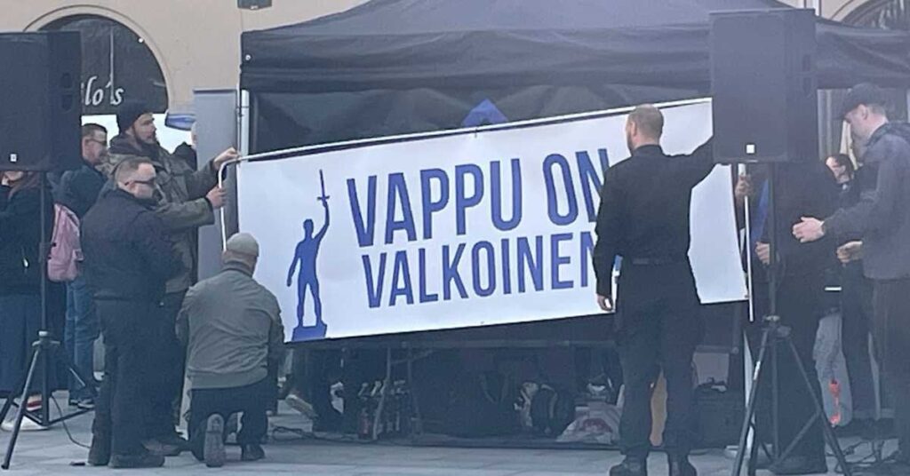 フィンランドの公然とファシストの青い黒人運動は、公式に政党として再び登録されています