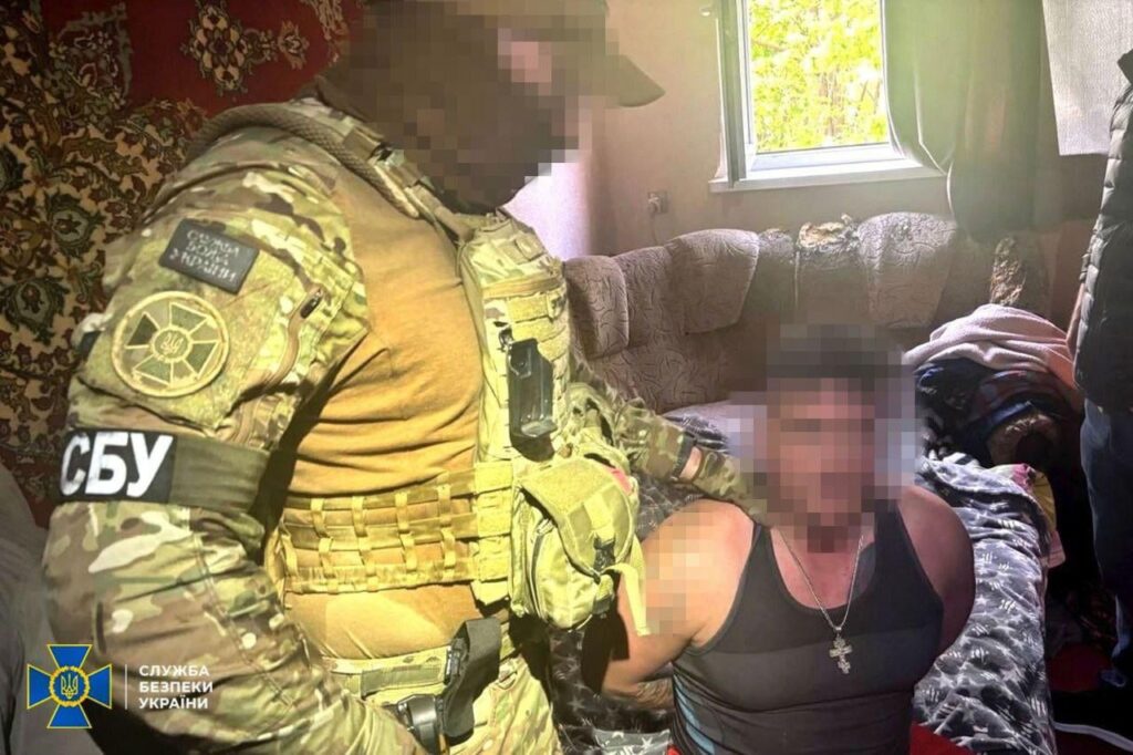 SBUは、クルスク地域のウクライナ軍の軍隊の階級にFSB「モル」を拘留しました。彼は、ロシアの空爆のターゲットを提供するために、彼の地理配位をFSBと共有しました。