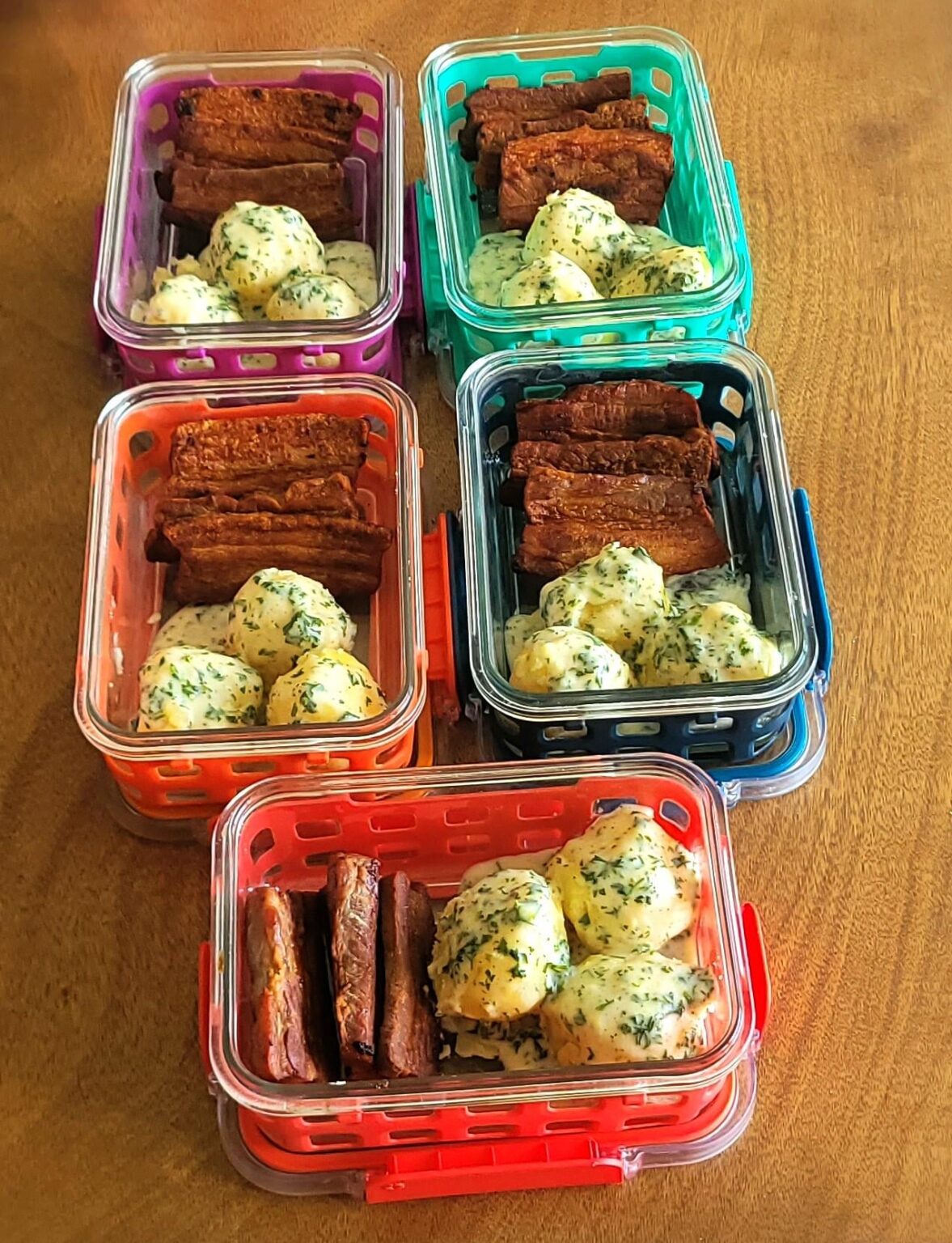 私は昼食を使って世界中の食べ物を探索しています。今週、私はStegtFlæskを作りました。
