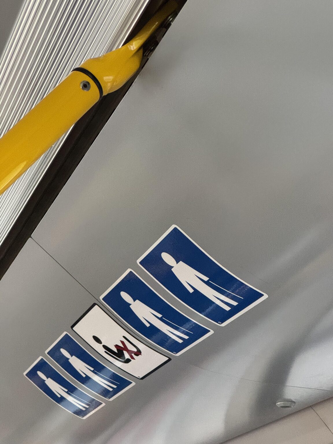 この兆候は、座席が高齢者向けであるべきだということですか？私は何度かこれらの席に座って、混雑したバスでも高齢者のために彼らをあきらめていないのを見たことがあるからです。