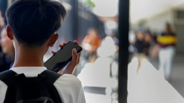 学校で携帯電話を完全に禁止するケベック