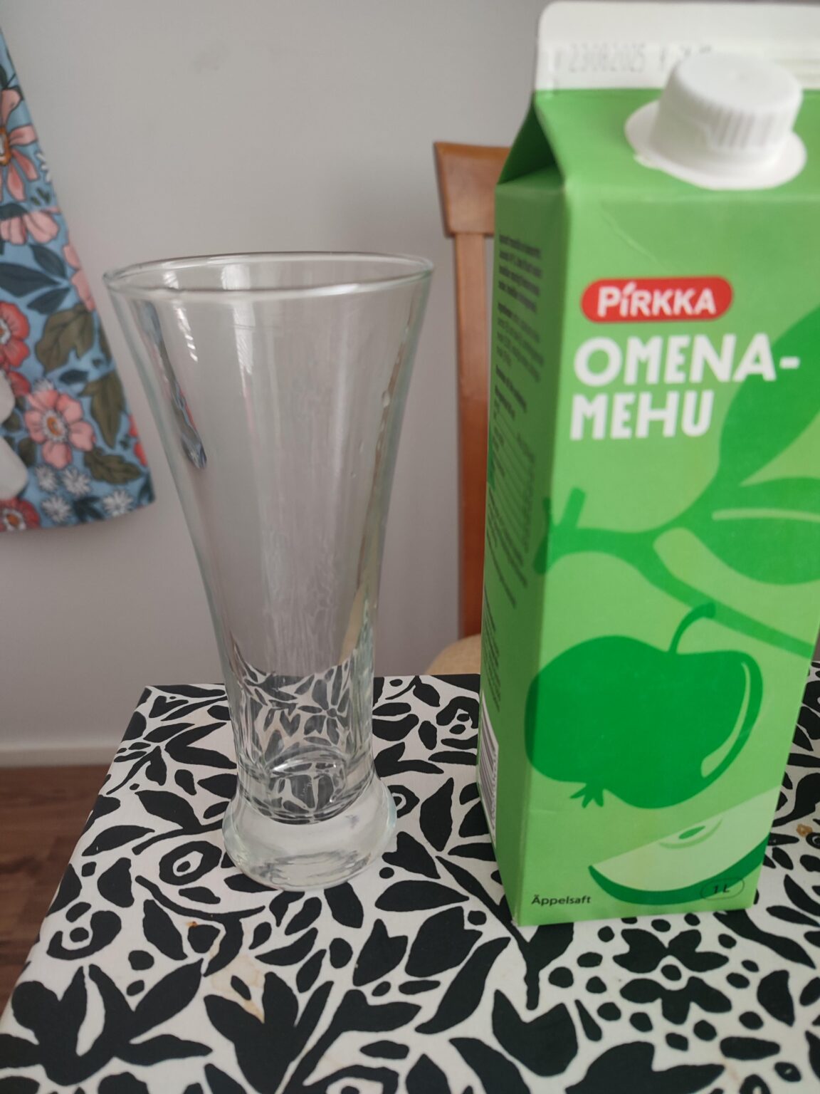 このグラスをどこで買うか知っている人はいますか？