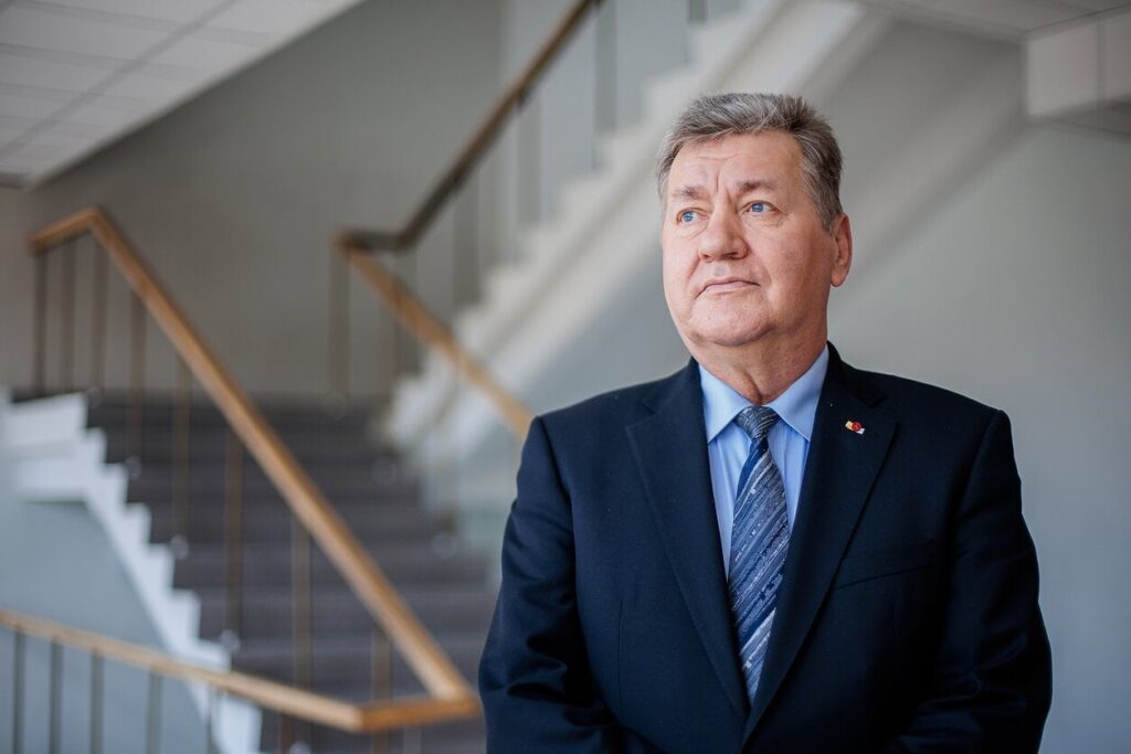 元国防長官であるValdas Tutkusは、リトアニアの代替と呼ばれる新しい協会を設立しました。彼は、現在の主流の政治に反対する「野党勢力」を団結させようとしていると言います。