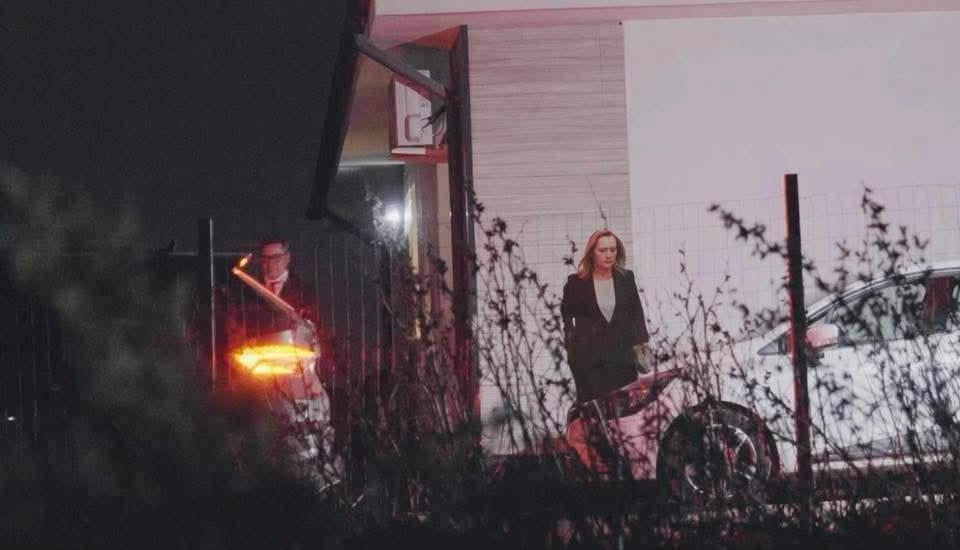 私はパパラッツォからこの写真を受け取りました、彼は私に彼にメールを与えないように頼みました