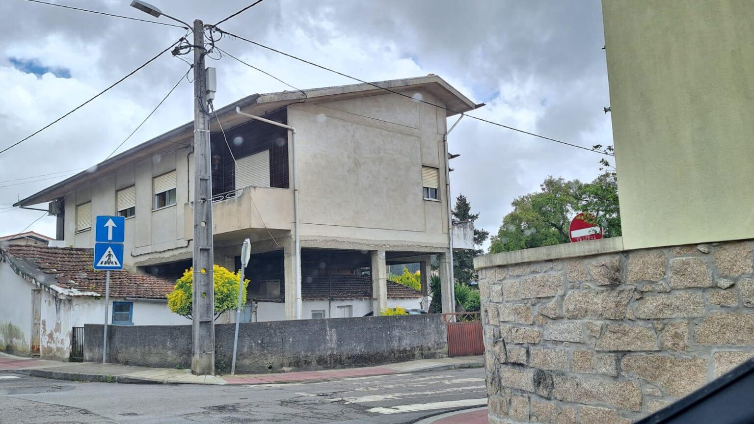 別の家の上に建てられた家