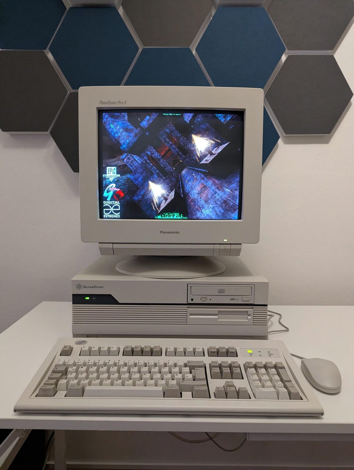 新しいんだか古いんだか分からんくらいレトロデザインのPC筐体