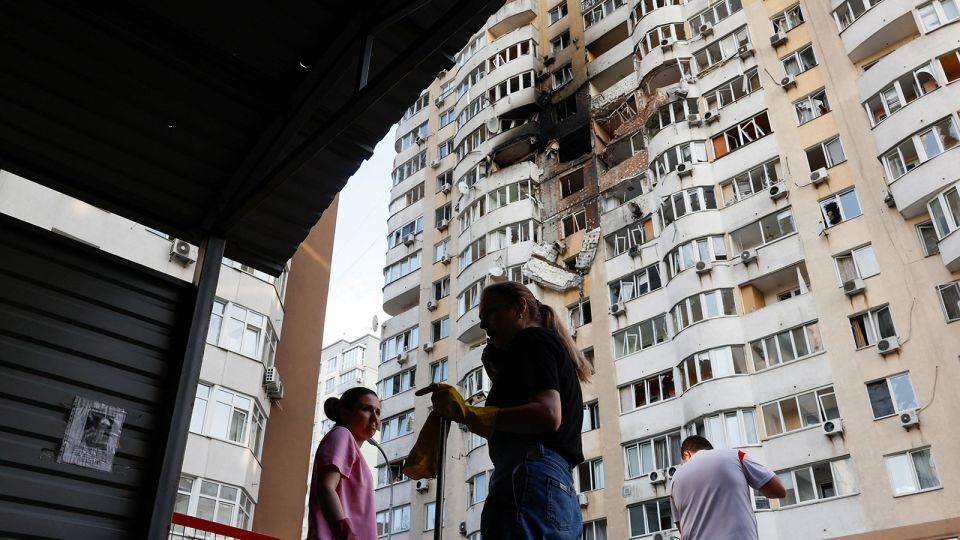 ロシア軍のドローン攻撃で損傷したウクライナ首都キーウの住宅/Thomas Peter/Reuters